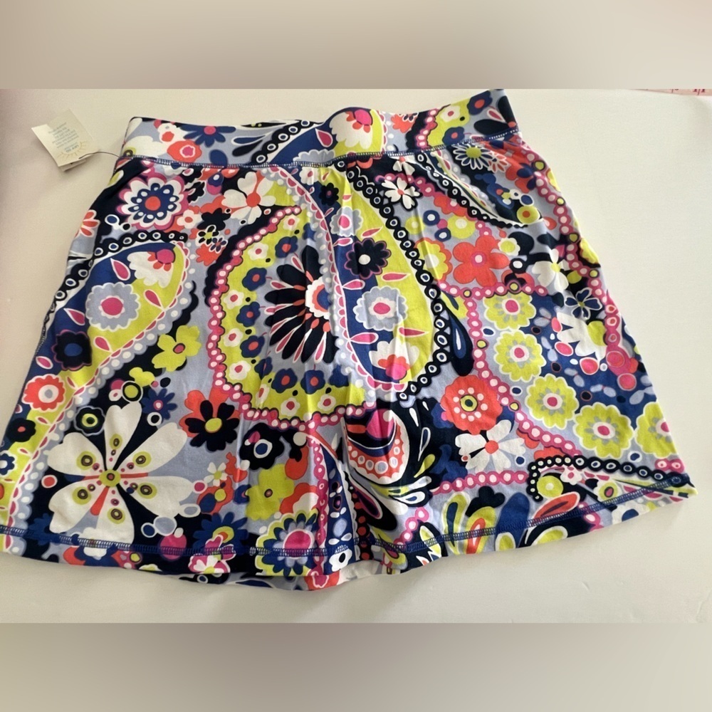 T BY TALBOT. SIZE MP. FLORAL PATTERNED SKORTS.